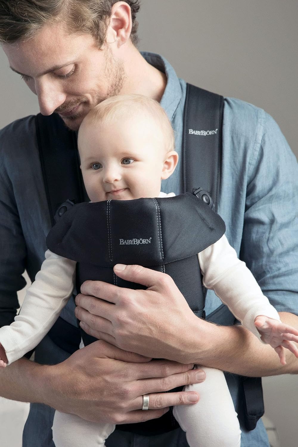 BabyBjörn Baby Carrier Mini, 3D Jersey, Light Beige | Newborn Carrier (7-25 lbs), Ergonomic, Easy-to-Use