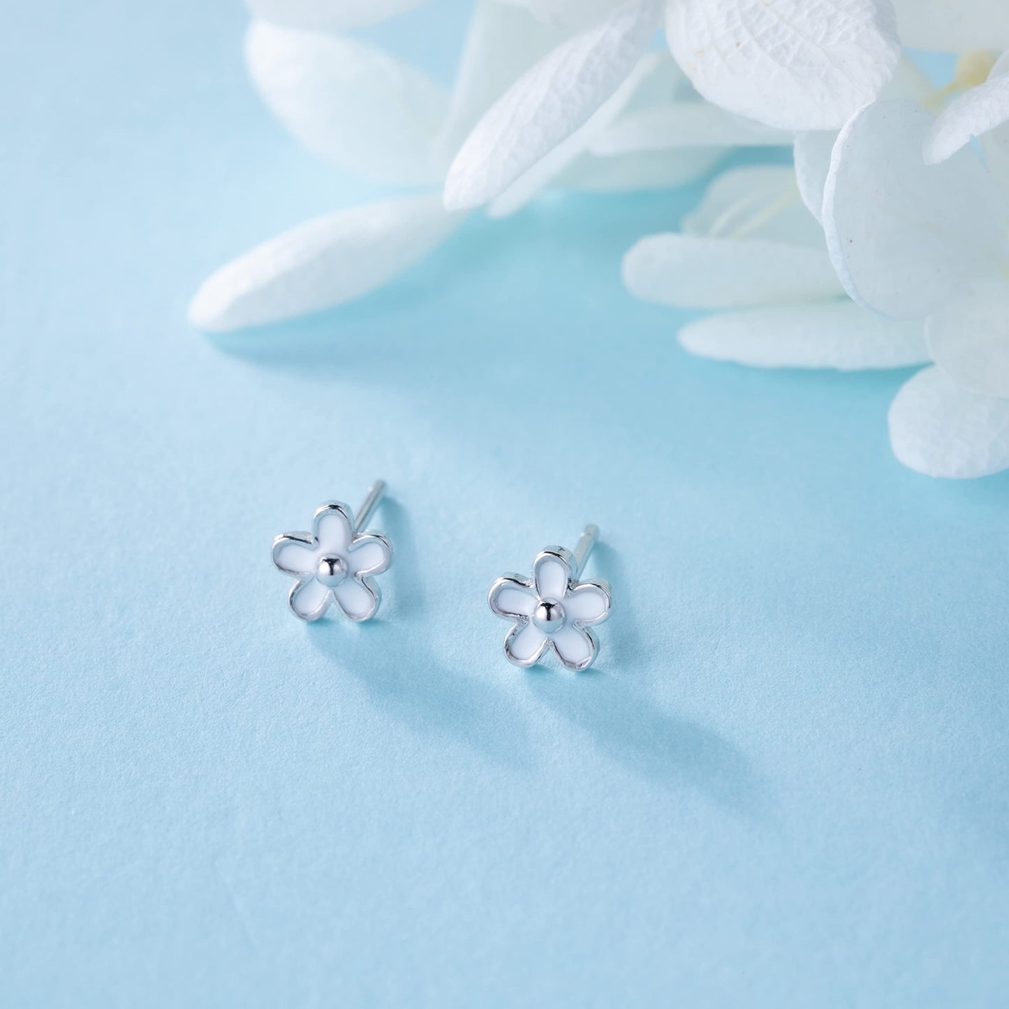 SLUYNZ Solid 925 Sterling Silver Little Daisy Earrings Studs for Women Teens Petite Flowers Studs Earrings