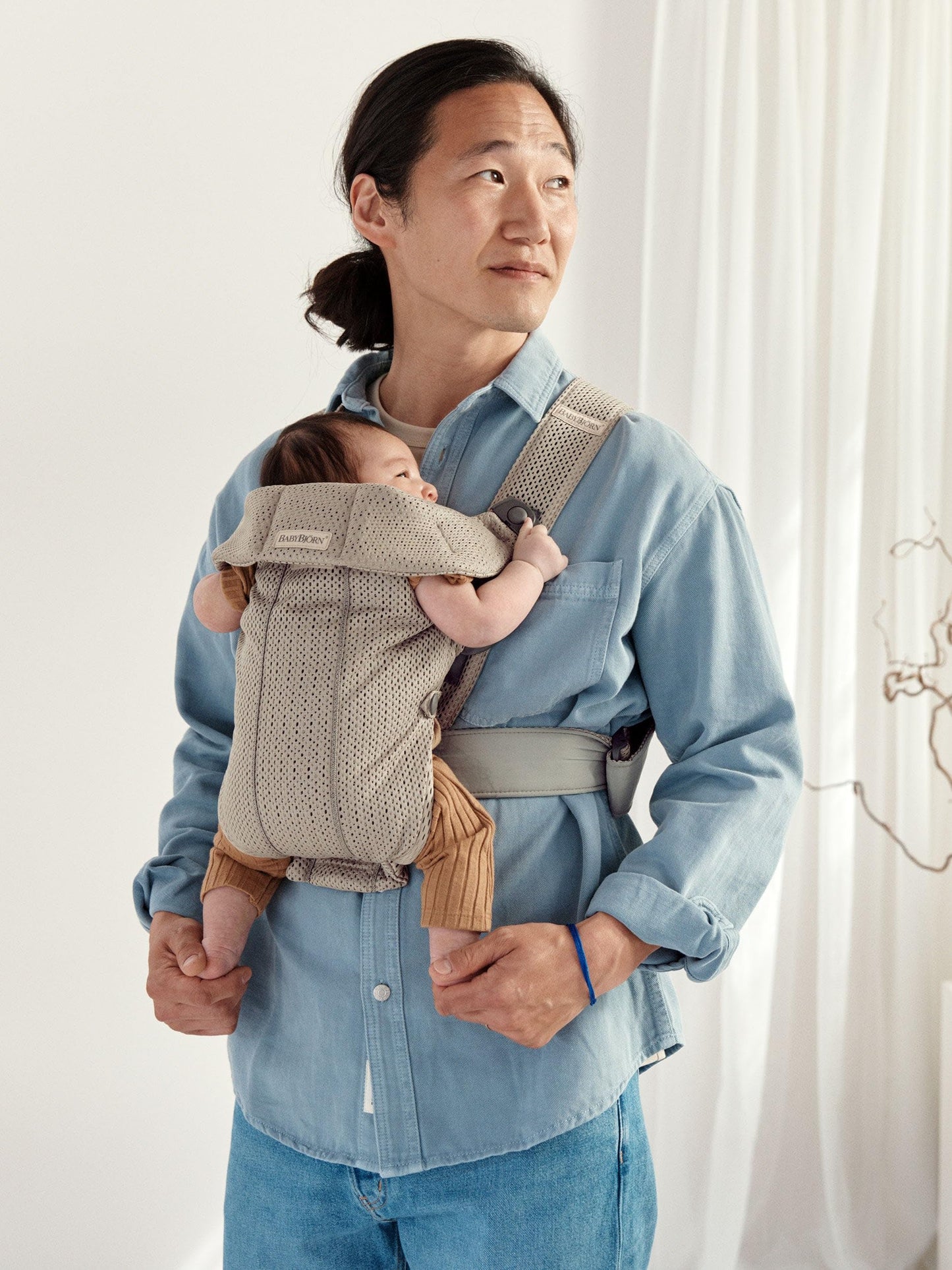 BabyBjörn Baby Carrier Mini, 3D Jersey, Light Beige | Newborn Carrier (7-25 lbs), Ergonomic, Easy-to-Use