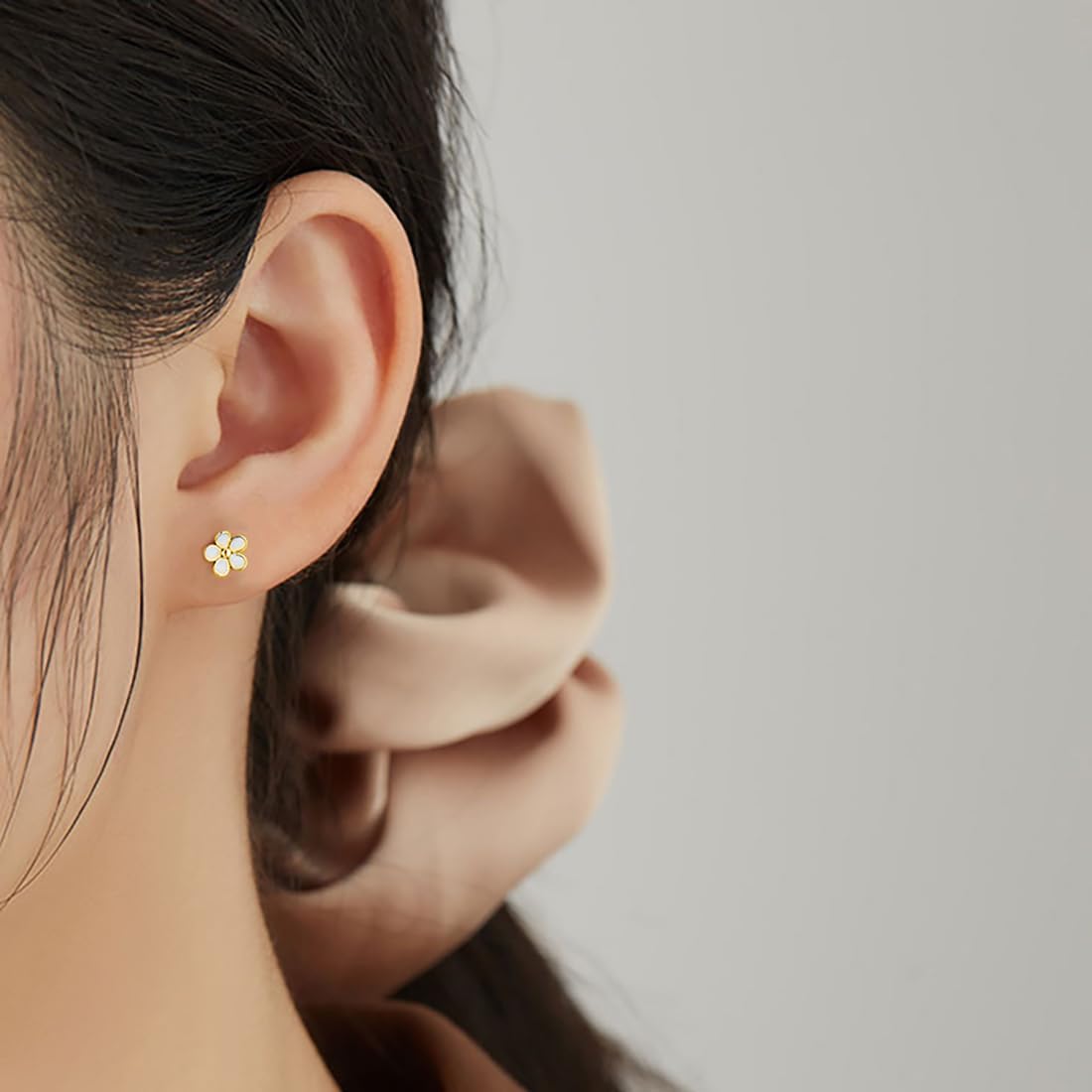 SLUYNZ Solid 925 Sterling Silver Little Daisy Earrings Studs for Women Teens Petite Flowers Studs Earrings