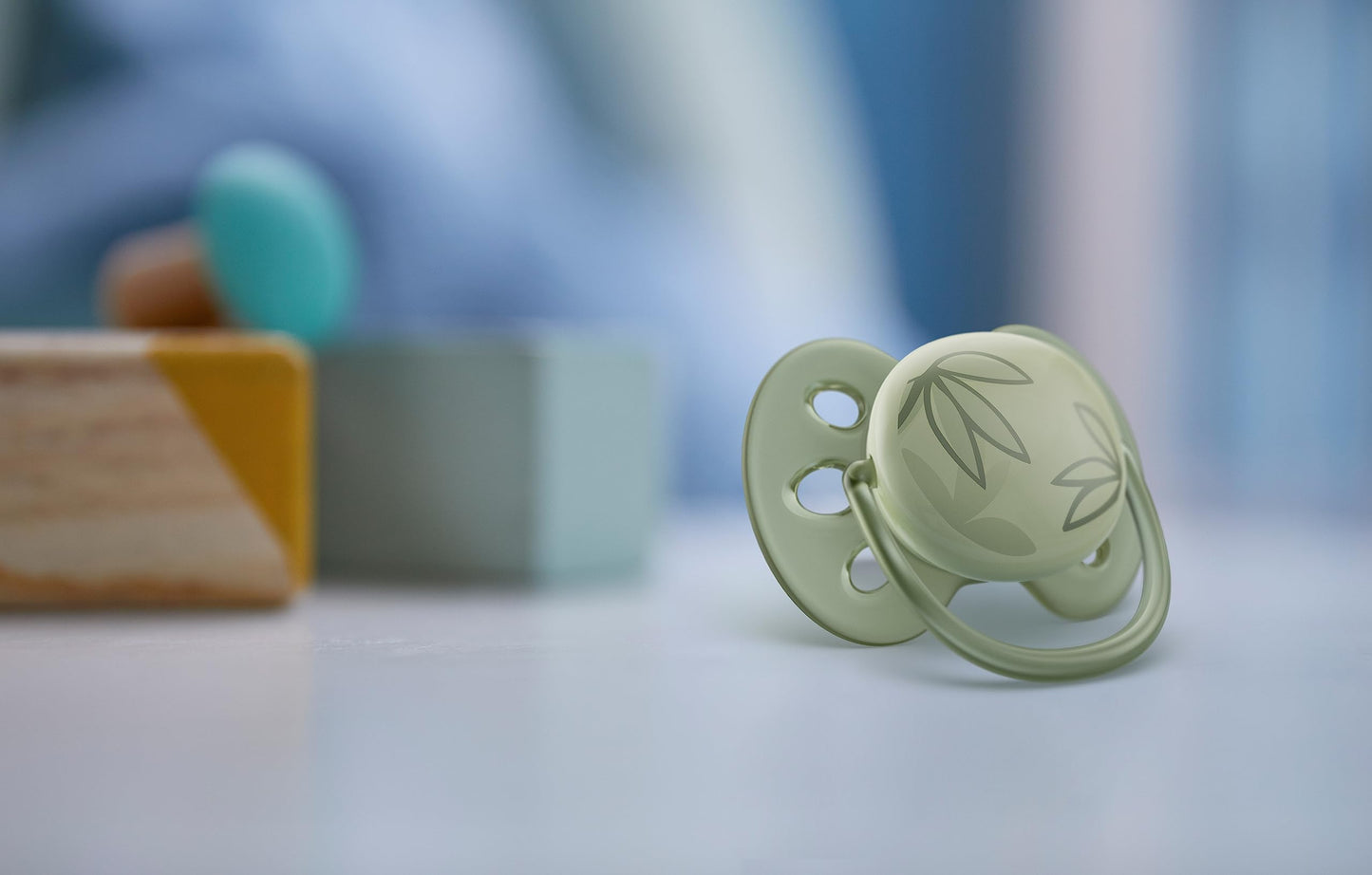 Philips Avent Ultra Soft Pacifier - 4 x Soft and Flexible Baby Pacifiers for Babies Aged 0-6 Months, BPA Free with Sterilizer Carry Case, SCF091/25