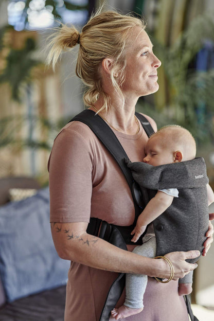 BabyBjörn Baby Carrier Mini, 3D Jersey, Light Beige | Newborn Carrier (7-25 lbs), Ergonomic, Easy-to-Use
