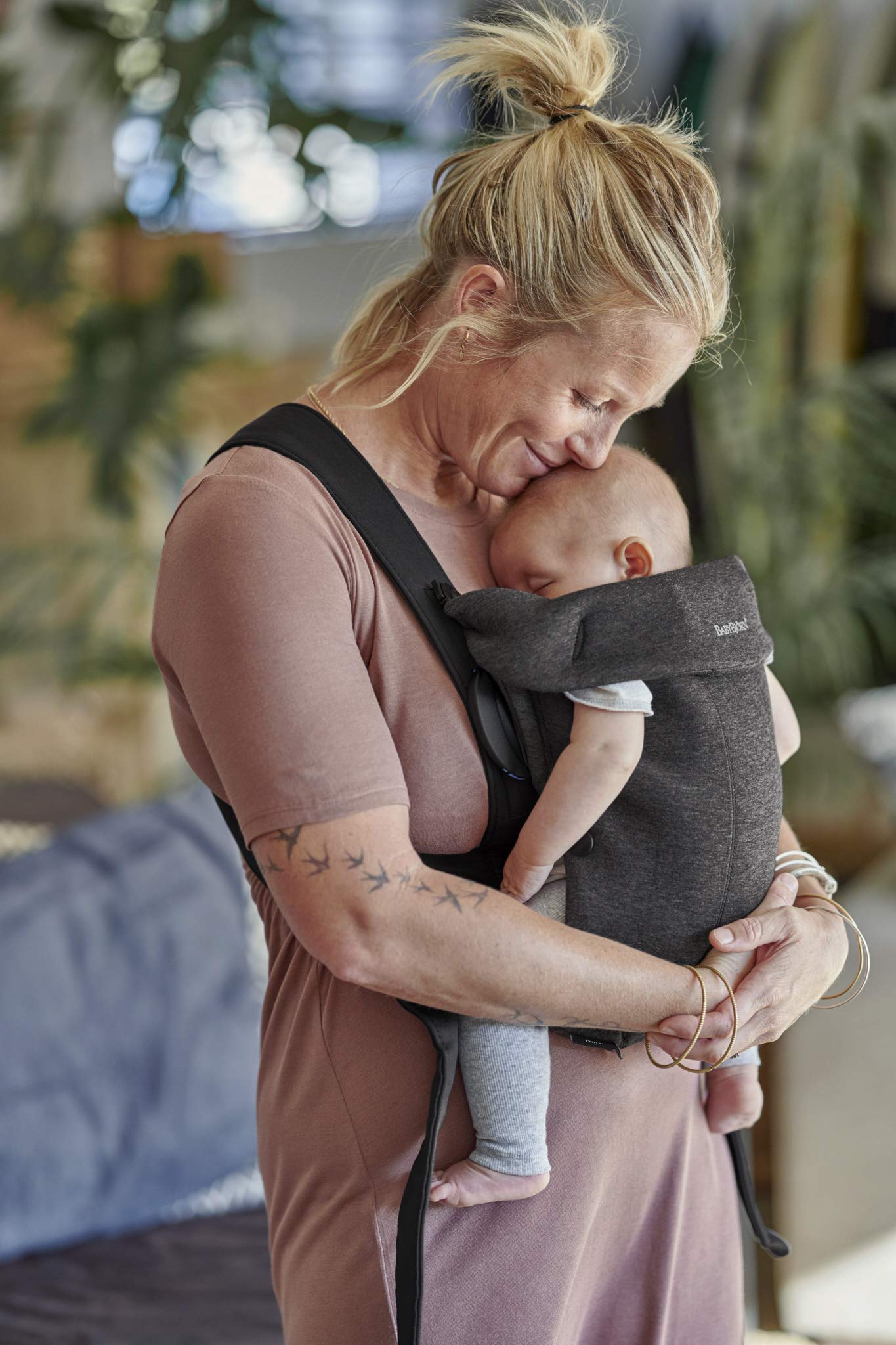 BabyBjörn Baby Carrier Mini, 3D Jersey, Light Beige | Newborn Carrier (7-25 lbs), Ergonomic, Easy-to-Use