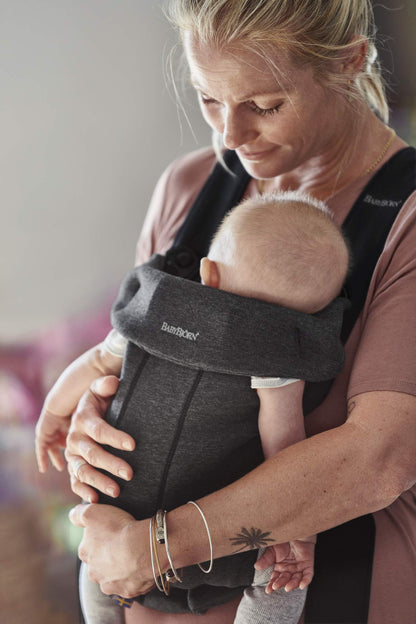 BabyBjörn Baby Carrier Mini, 3D Jersey, Light Beige | Newborn Carrier (7-25 lbs), Ergonomic, Easy-to-Use