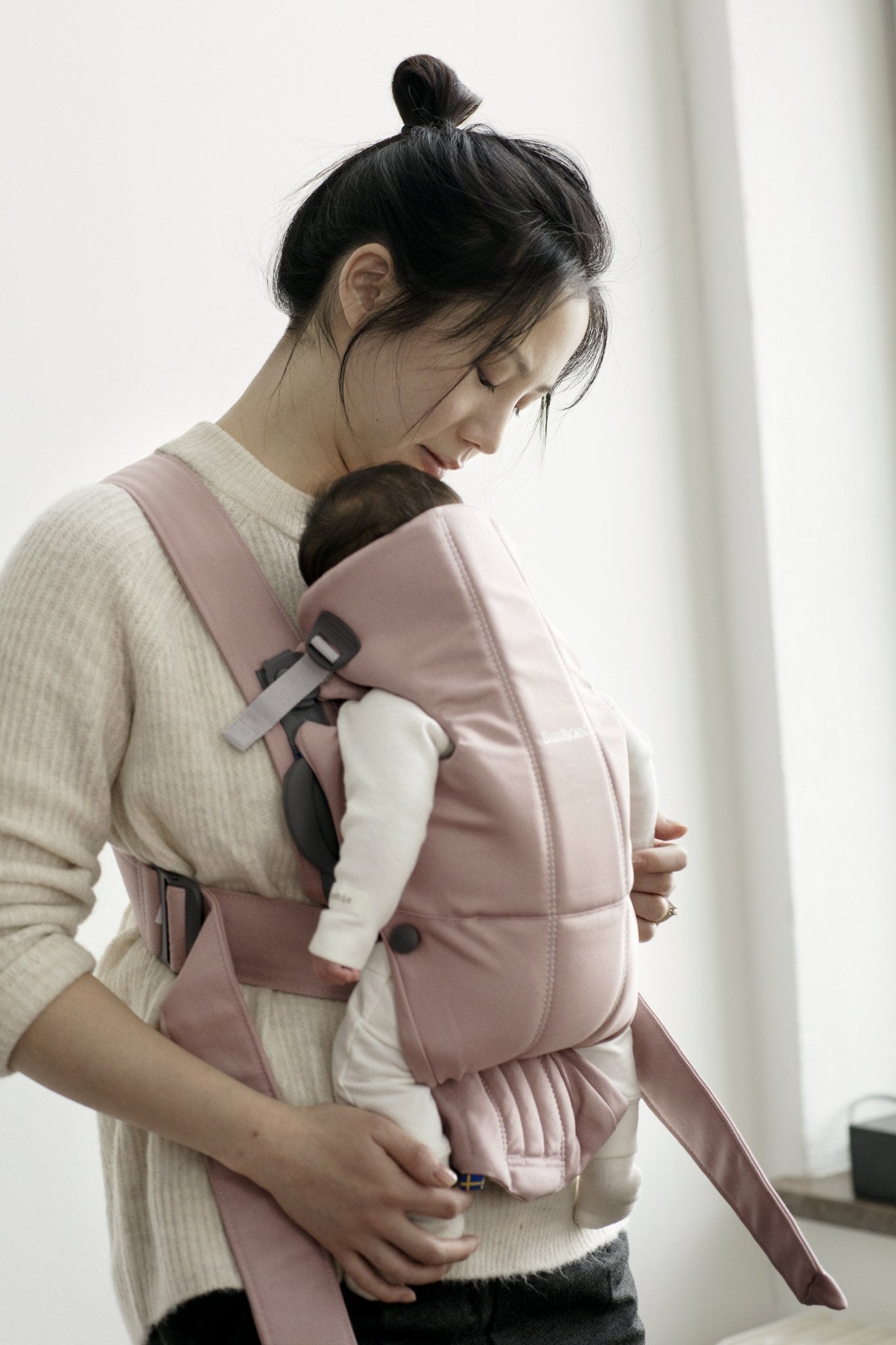 BabyBjörn Baby Carrier Mini, 3D Jersey, Light Beige | Newborn Carrier (7-25 lbs), Ergonomic, Easy-to-Use