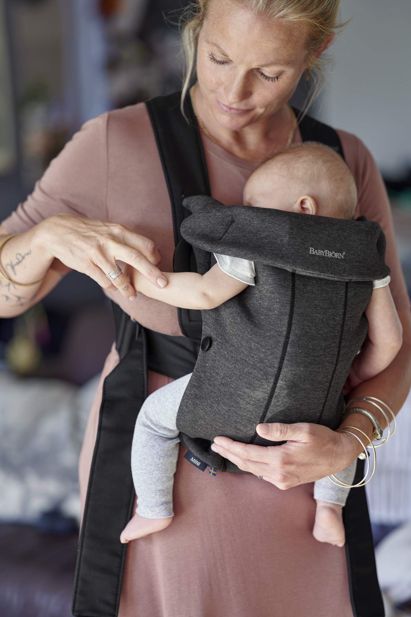 BabyBjörn Baby Carrier Mini, 3D Jersey, Light Beige | Newborn Carrier (7-25 lbs), Ergonomic, Easy-to-Use