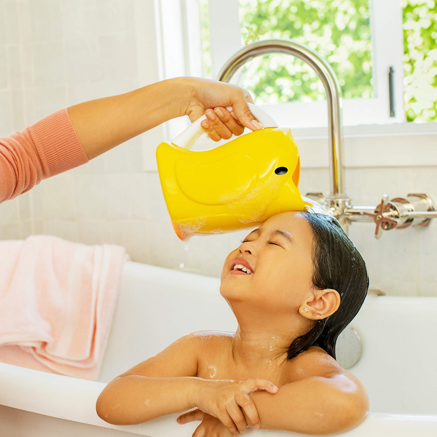 Munchkin® Duckling™ Shampoo Bath Rinser Cup, Ultra Soft and Flexible Rim, Babies, Toddlers and Kids, Yellow Duck