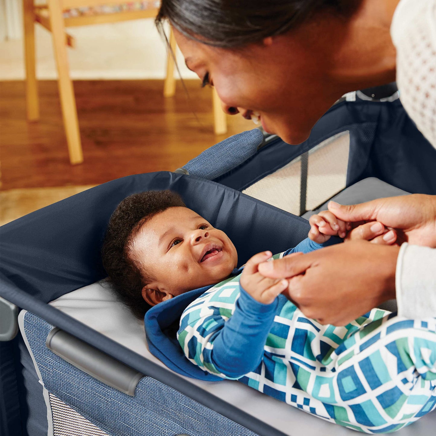 Graco On The Go Zip Pack ‘n Play Playard, Folding Playpen with Bassinet, Portable Crib, Reeves