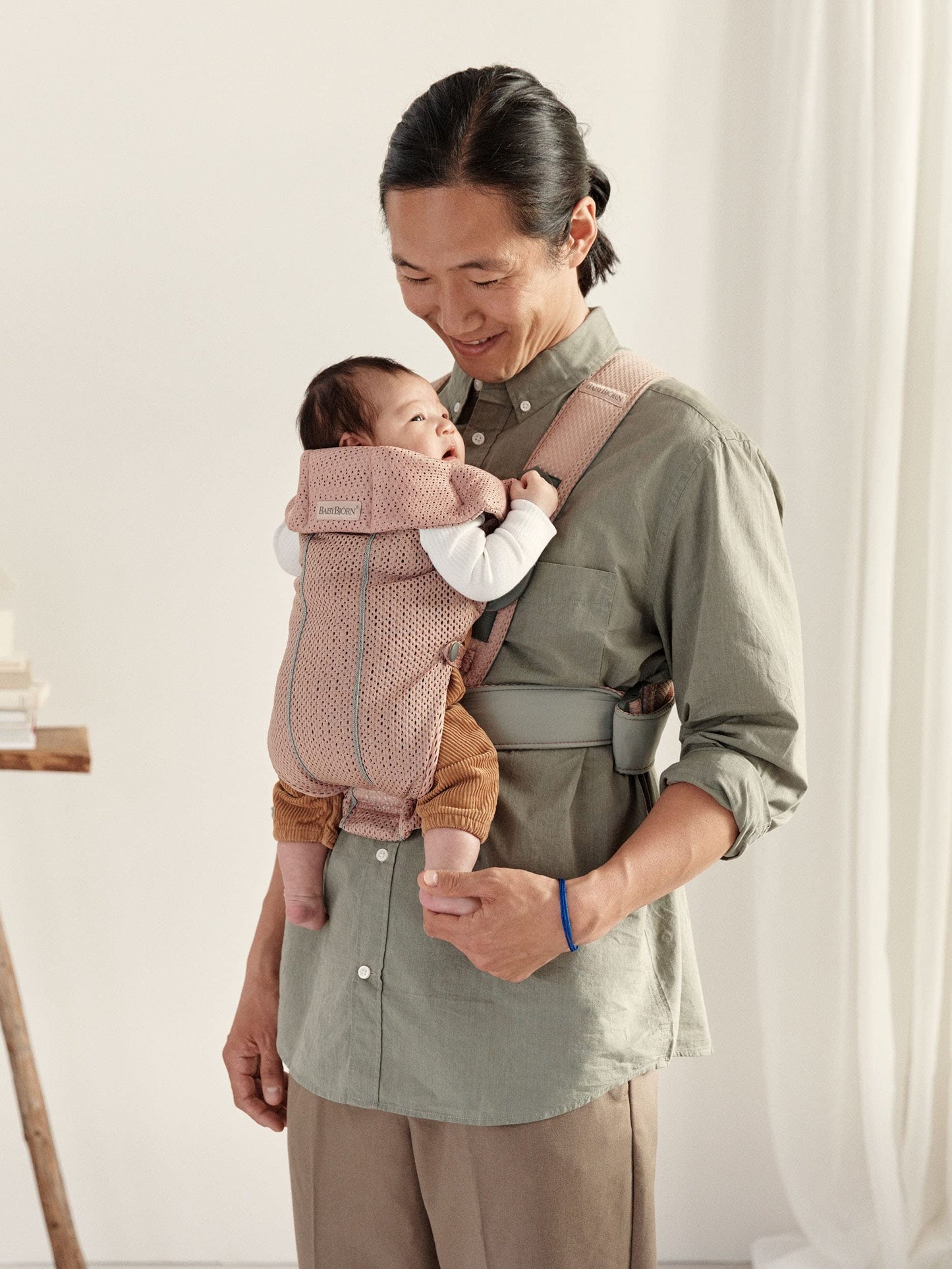 BabyBjörn Baby Carrier Mini, 3D Jersey, Light Beige | Newborn Carrier (7-25 lbs), Ergonomic, Easy-to-Use