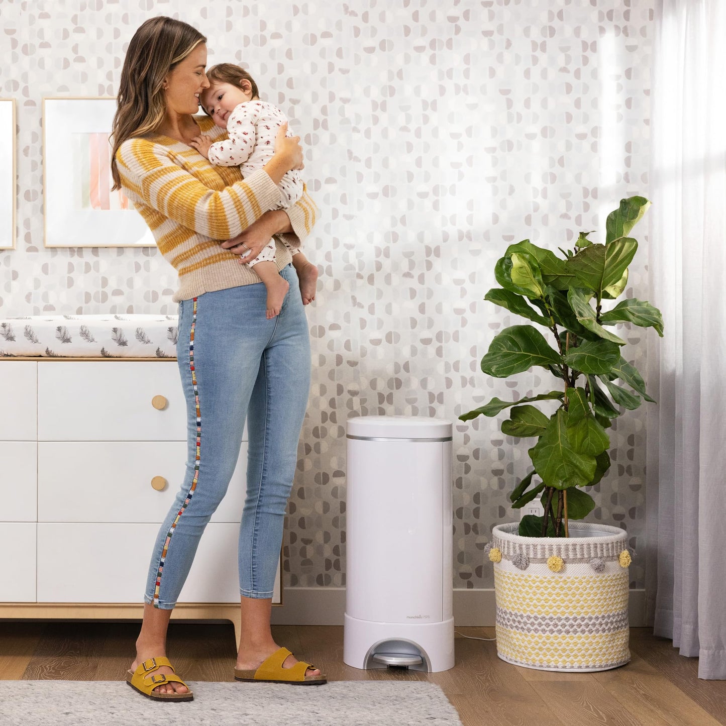 Munchkin® UV Diaper Pail #1 in Odor Control, Includes 1 UV Snap, Seal & Toss™ Bag and 1 UV Refill Ring