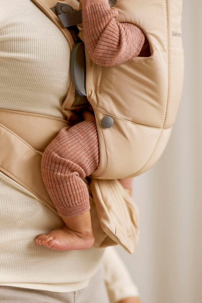 BabyBjörn Baby Carrier Mini, 3D Jersey, Light Beige | Newborn Carrier (7-25 lbs), Ergonomic, Easy-to-Use