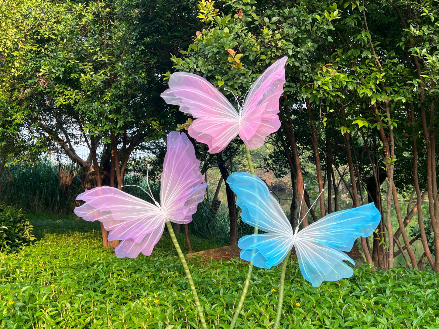 3Pcs Giant Silk Butterfly Decorations, Large Butterflys Decoration with Standing Base, for Wedding Ceremony Birthday Party Baby Shower Church Backdrop Decoration Home Decor (Pink)