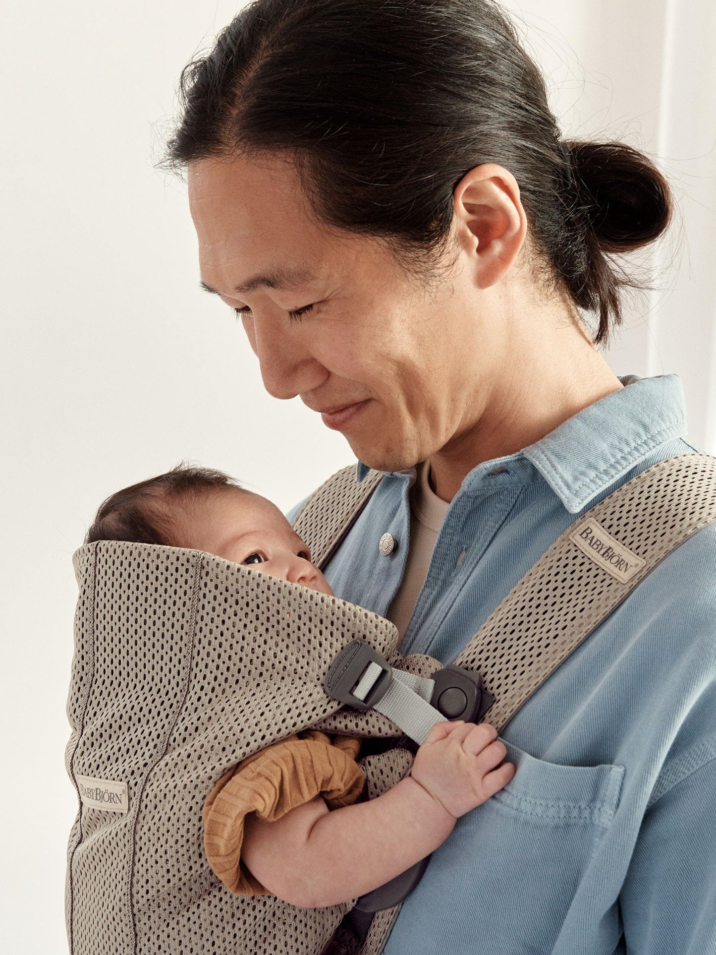 BabyBjörn Baby Carrier Mini, 3D Jersey, Light Beige | Newborn Carrier (7-25 lbs), Ergonomic, Easy-to-Use