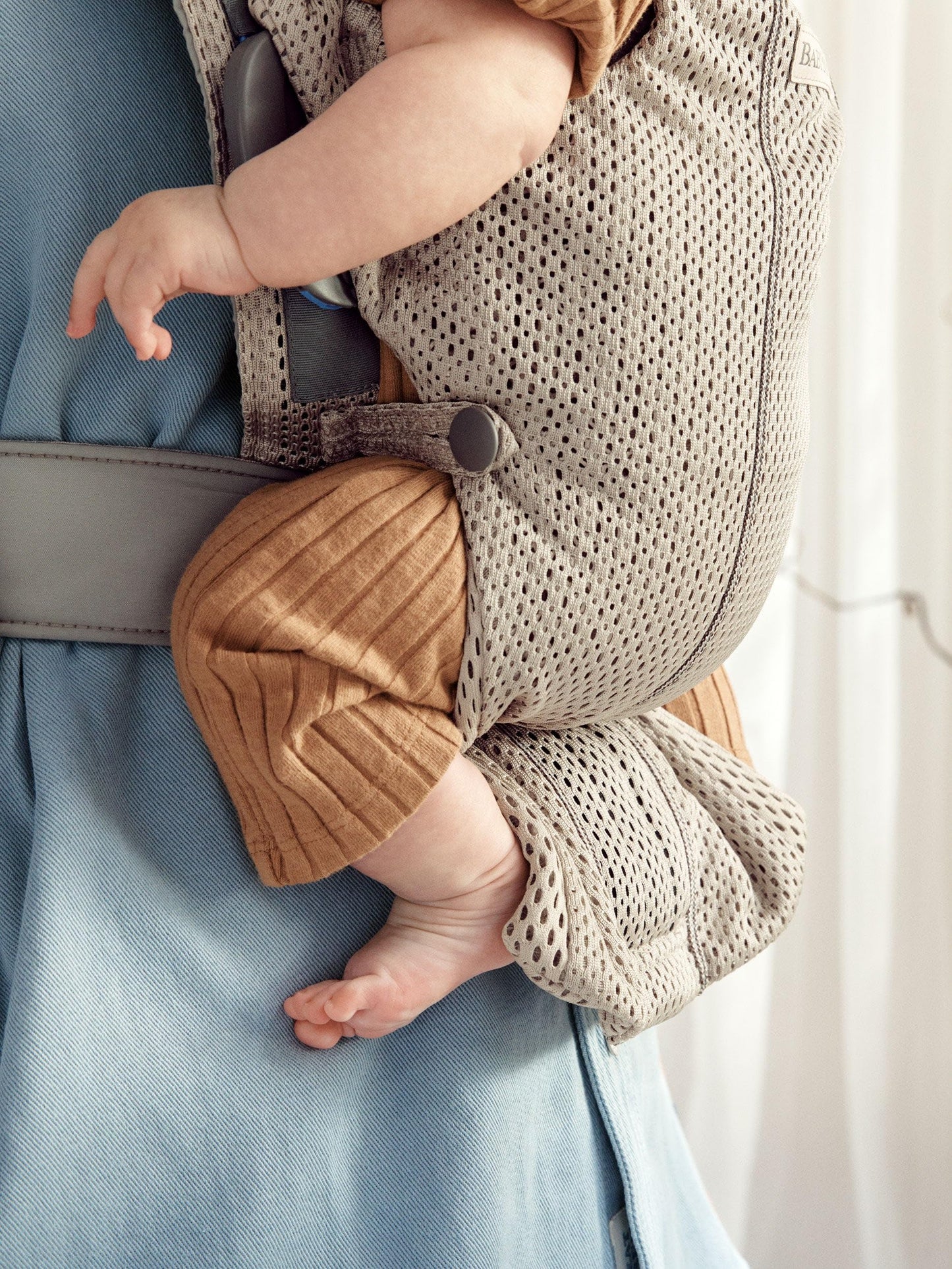 BabyBjörn Baby Carrier Mini, 3D Jersey, Light Beige | Newborn Carrier (7-25 lbs), Ergonomic, Easy-to-Use